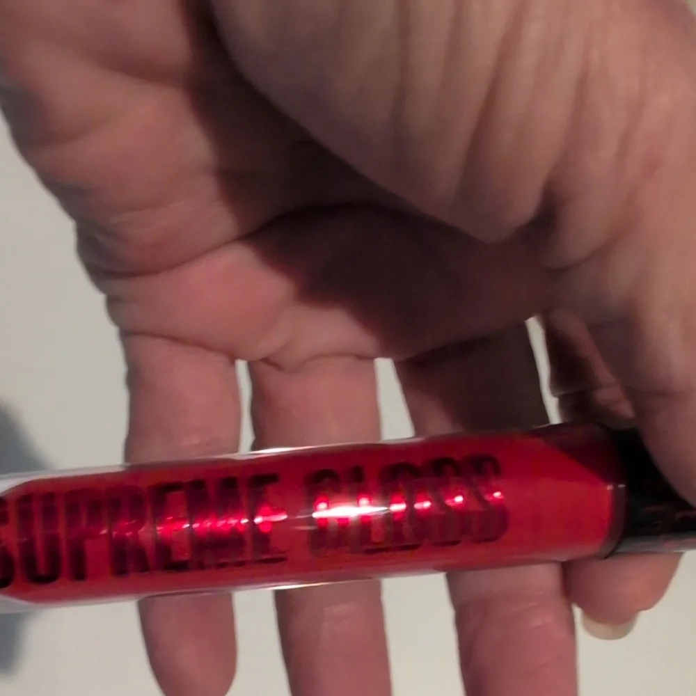 Jeffree Star Supreme Gloss - Shiny Red